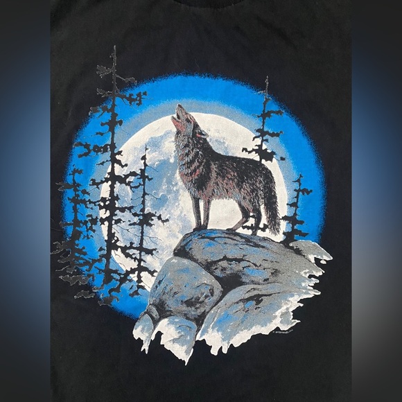 MARSHLANDS WOLF HOWLING AT MOON Black Graphic T Shirt in - Picture 6 of 10